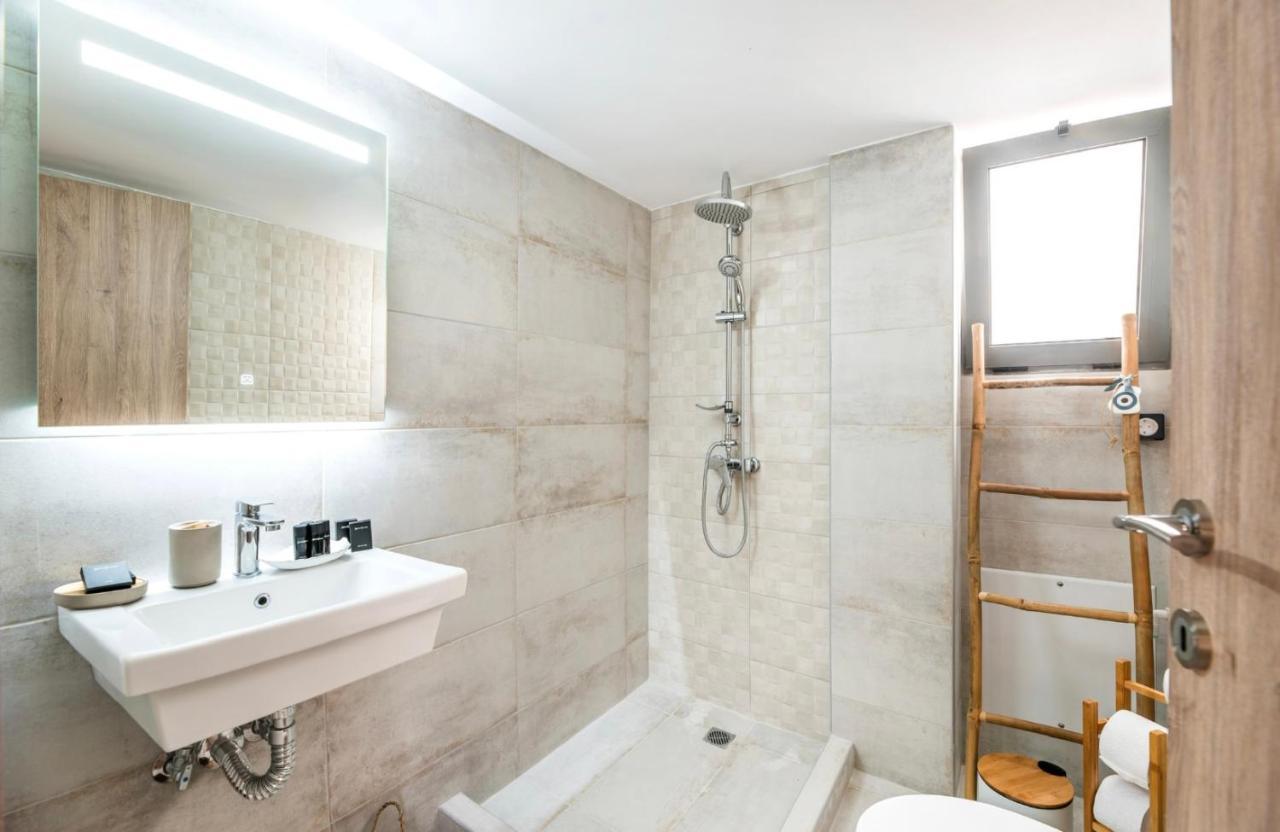 α Apartment *